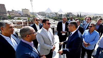 وزير الإسكان ومحافظ الجيزة يعقدان اجتماعاً بالمنطقة المحيطة بالأهرامات