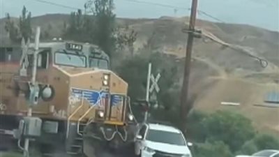 ضابط ينقذ طفلًا من سيارة قبل تدميرها بقطار سريع | فيديو
