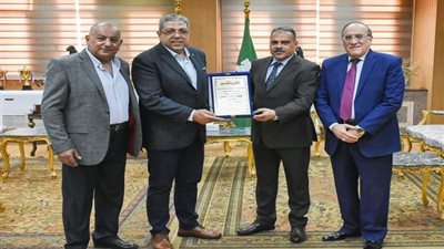 ممثلو شعبة الأثاث بالغرفة التجاريةبدمياط يكرمون محافظ الشرقية