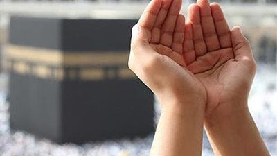 ما حكم الدعاء على الظالم أمام الكعبة؟عضو هيئة كبار العلماء يُجيب