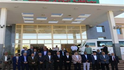 محافظ الوادي الجديد يعقدُ مؤتمرًا صحفيًا لمناقشة جهود التنمية
