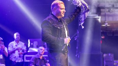رامي صبري يرفع الوشاح الفلسطيني في حفله بالولايات المتحدة