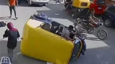 إصابة 3 في انقلاب توك توك بالشرقية