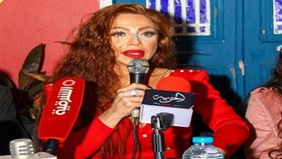 دوللي شاهين تعلن عن كليبها الجديد وتكشف مشروعات فنية