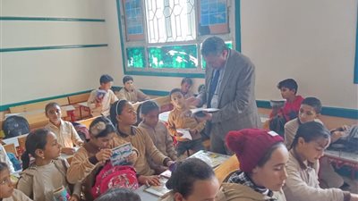 وكيل تعليم البحيرة يفاجئ مدرسة عمربن الخطاب بمركز دمنهور