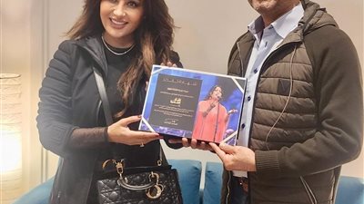 تكريم لطيفة بعد مشاركتها في الليلة العمانية بمهرجان الموسيقى العربية