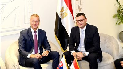 وزير الإسكان يعرض الفرص الاستثمارية المتاحة بالمدن الجديدة على وزير الاستثمار السلوفاكى