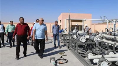 محافظ الوادي الجديد يتفقّد المحطة الدائمة لتخفيض الغاز الطبيعي
