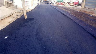 رئيس المدينة يتابع اعمال الرصف الجاري تنفيذها بشوارع المدينة