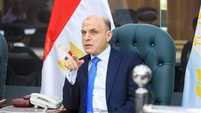 رئيس مدينة سيدي سالم يتابع أعمال الرصف الجاري تنفيذها بالشوارع