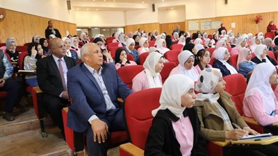 محافظ الوادى الجديد يشارك طلاب الثانوية في المحاضرات العلمية