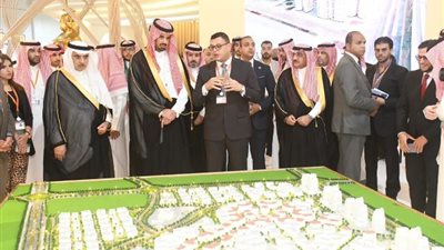 وزير الإسكان يصطحب أمين منطقة الرياض فى جولة بالجناح المصري