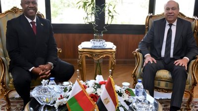 الحفني يبحث مع وزير النقل في مدغشقر تعزيز التعاون بين البلدين