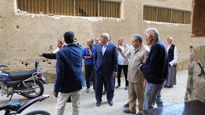 محافظ الوادي الجديد يبحث اعادة احياء عددًا من المنشآت الحكومية