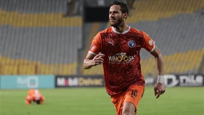 ليقطع الطريق على الزمالك.. بيراميدز يجدد عقد رمضان صبحى