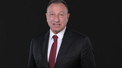 الخطيب ساندني في مرضي .. شاهد أشرف قاسم عن علاقته برئيس الأهلي