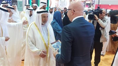حاكم الشارقة يتفقد جناح الهيئة المصرية للكتاب ويثني على إصدارات وزارة الثقافة