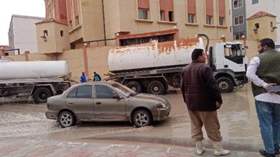 استمرار فرق طوارئ مرسى مطروح في إزالة تجمعات مياه الأمطار