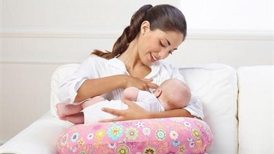 هل التطعيمات ضرورية إذا كنت ترضعين طفلك رضاعة طبيعية؟ خبيرة تجيب