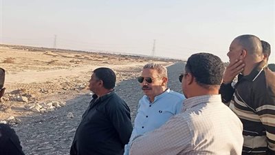 رئيس مدينة مطاي يتفقد مخرات السيول ويطمئن على مدى جاهزيتها.