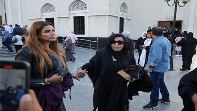 بالصور.. سهير جودة تساند مفيدة شيحة فى جنازة والدتها