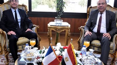 الحفني يبحث مع السفير الفرنسي تعزيز التعاون في الطيران المدنى