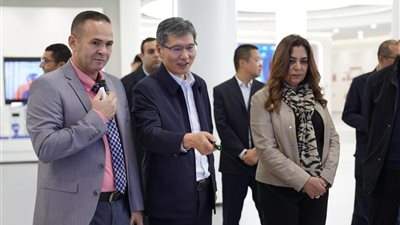 وزيرة التنمية المحلية تزور شركات صناعة السيارات الكهربائية بالصين