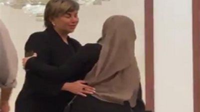 مفيدة شيحة تستقبل عزاء والدتها بمسجد المشير طنطاوى