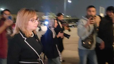 بالصور.. منى الشاذلى ولميس الحديدى فى عزاء والدة مفيدة شيحة