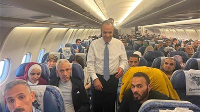 وزير الخارجية يصطحب ٢٩٤ مواطنًا لإعادتهم من لبنان إلى أرض الوطن