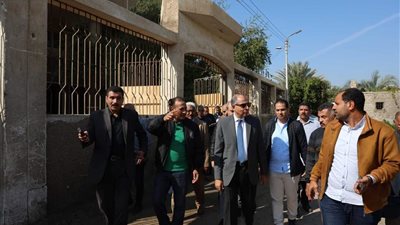 محافظ المنيا يتفقد مجمع خدمات