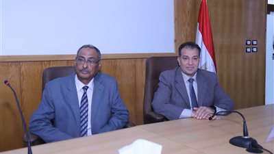 عكاوى يسلم شهادات اجتياز برنامج المدير الادارى بجامعة جنوب الوادي