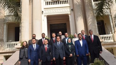 رئيس جامعة بنها يبحث تعزيز التعاون مع وفد جامعة ووهان بالصين