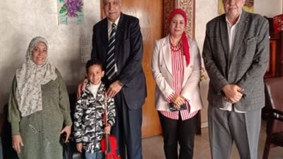 مدير تعليم القليوبية يكرم طالب لتميزه في الموسيقى بإدارة بنها