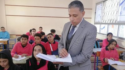 عطية يتابع سير العمليه التعليمية بإدارتي الدقي والعجوزة التعليمية