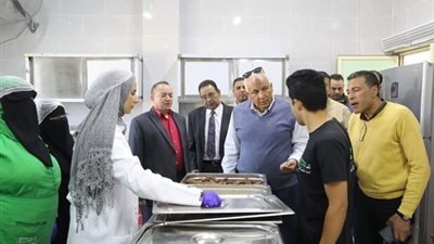 المحافظ يكافئ مطبخ الكفاح ويشيد بمستوى الجودة وسلامة الغذاء