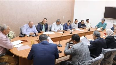 سكرتير مساعد المحافظة يترأس مجلس تنفيذ المعرض الزراعى بالخارجة