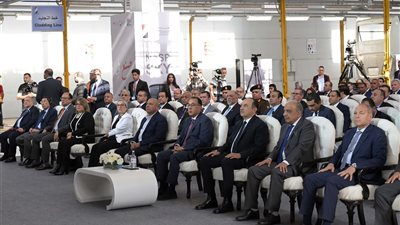 مدبولي يشيد بكفاءة الأيدي العاملة المصرية في تصنيع الأتوبيسات