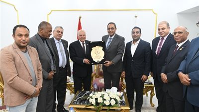 محافظ قنا ونقيب المعلمين يضعان حجر الأساس لنادي المعلمين بقنا