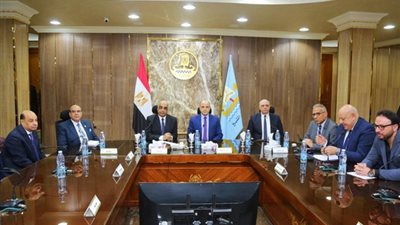 وزير العدل ومحافظ كفرالشيخ يناقشان تطوير المحاكم ومكاتب التوثيق