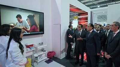 رئيس الوزراء يتفقد جناح المبادرة الرئاسية 