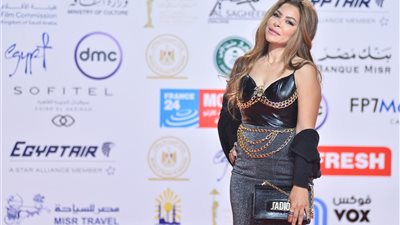 ألفت عمر بمهرجان القاهرة السينمائي لعرض «موعد مع الماضي»