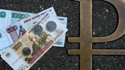 الأسهم الروسية تهبط في بداية التداولات والدولار قرب الـ 100 روبل