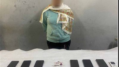 ضبط عاملة نظافة لسرقتها هواتف من غرفة تبديل الملابس
