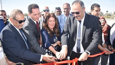 السفيرة الأمريكية بالقاهرة تشهد تشغيل محطة مياه الشرب بهنادى إسنا