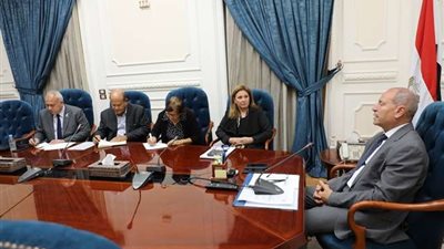 محافظ القاهرة: تطوير تكثيف التشجير والحفاظ على المبانى ذات الطراز المعمارى بالمعادى