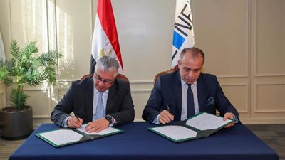 اقتصادية قناة السويس توقع بروتوكولا مع التمثيل التجاري المصري