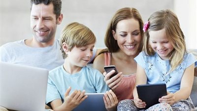كيف تساعد طفلك على الاستفادة من الوسائط الرقمية.. دراسة تكشف