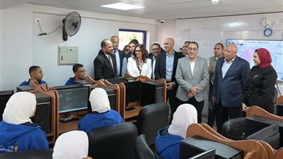 رئيس الوزراء يتفقد 