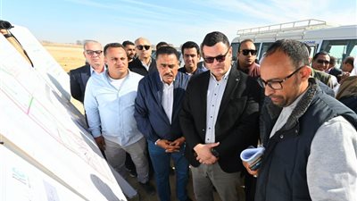 وزير الإسكان يتفقد تنفيذ أعمال الطرق والمرافق للأراضى البديلة